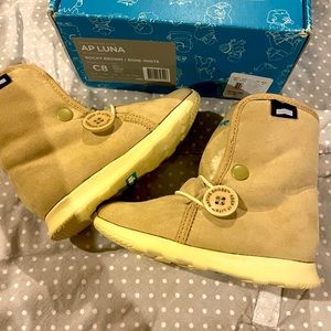 Native toddler beige sheep lined boots